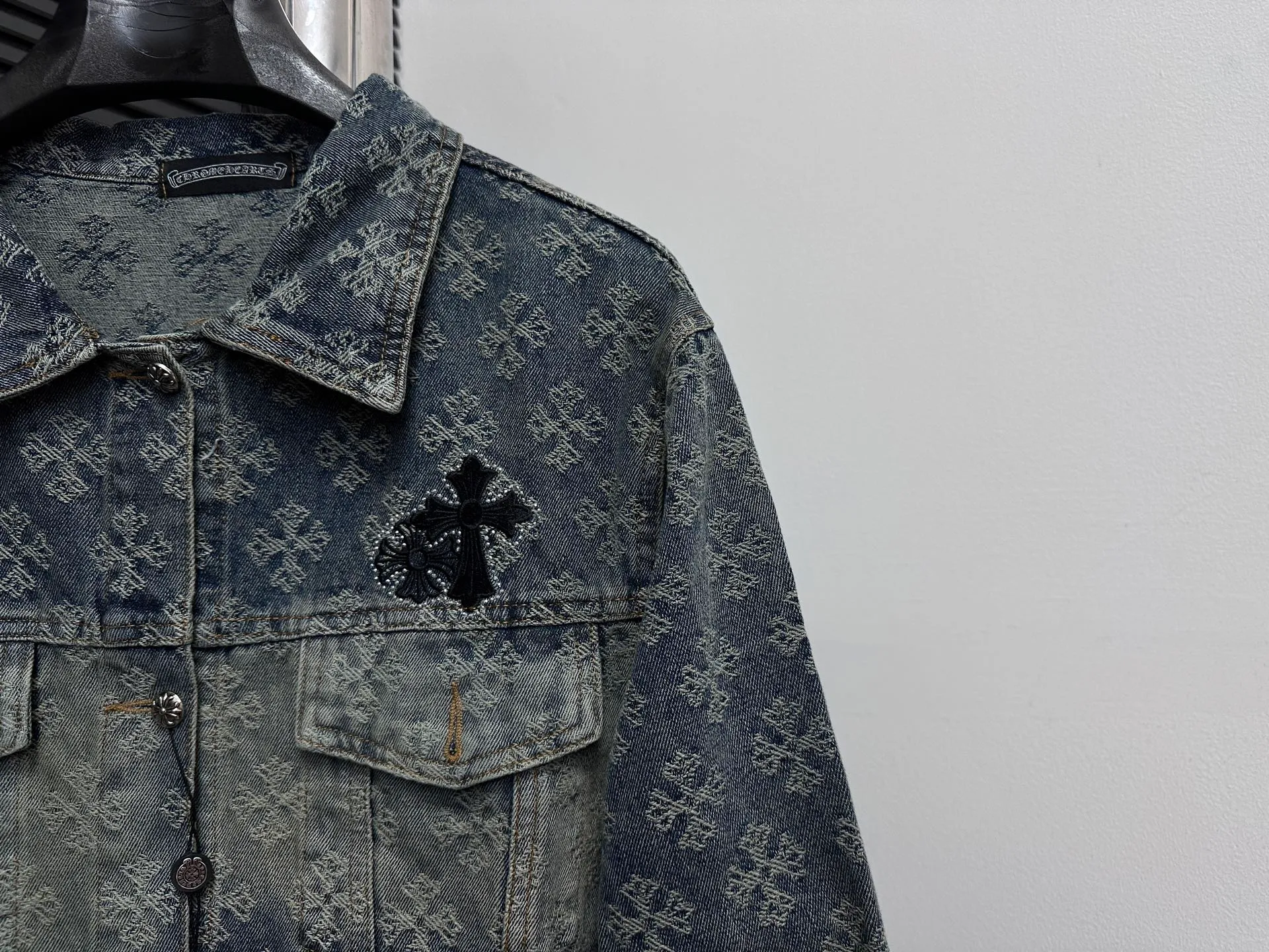 P330 [ChromeHearts] ChromeHearts Steel-stamped classic Sanskrit all-over jacquard hot-drilled denim jacket for men and women New Chrome Hearts Sanskrit-printed custom-made fabric jacket Gradient color wash, hot-drilled cross denim jacket on the back A very heavy-duty one. Heavy-duty top. Presbyopia is suitable for early autumn outings. The denim fabric can be directly machine washed without deformation. It also looks high-end when washed and aged. Power-style wear. Take any photo and look into the mirror. The gradient color is super high-end 💕 Size: s-xl